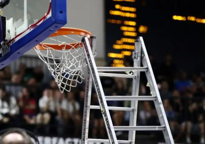 Διακοπή στον τελικό: Ο Ράιτ κάρφωσε και στράβωσε τη στεφάνη!