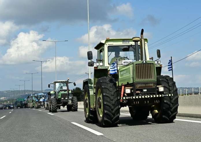 Αγρότες απέκλεισαν το γραφείο του υπουργού Αγροτικής Ανάπτυξης Κώστα Τσιάρα στην Καρδίτσα