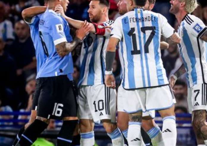 Ξέφυγε η κατάσταση στο Αργεντινή - Ουρουγουάη, ο Μέσι έπιασε αντίπαλο από τον λαιμό