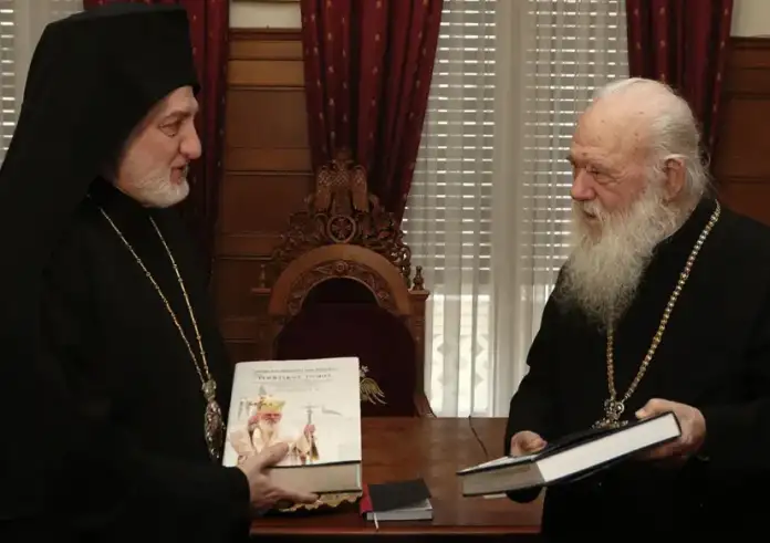 Ο Ιερώνυμος ξεκινά «ιερό πόλεμο» με τα ομόφυλα ζευγάρια: Αβάπτιστα τα παιδιά τους