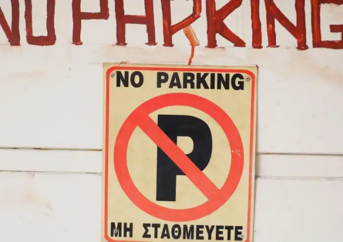 Παγκράτι: Αναζητείται γυναίκα που κατεγράφη να σκάει λάστιχα αυτοκινήτων