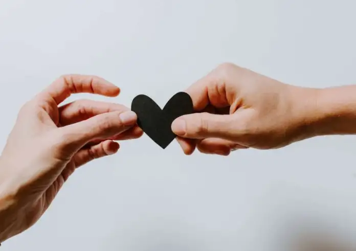 Τοξική σχέση από το πρώτο ραντεβού; Τα 8 προειδοποιητικά σημάδια που πολλοί αγνοούν