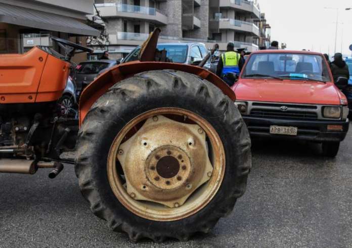 Έκλεισε η Εθνική Οδός Αθηνών – Λαμίας από αγρότες στην Αταλάντη