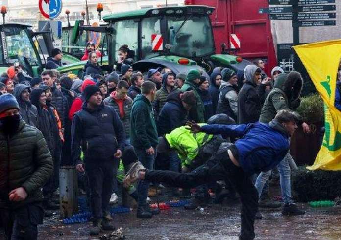 Βρυξέλλες: Χιλιάδες αγρότες με τρακτέρ στο κέντρο της πόλης – Ένταση, αυγά, φωτιές και δακρυγόνα