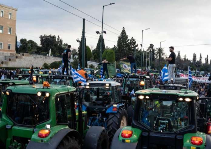 Σκληραίνουν την στάση τους οι αγρότες – Ενισχύονται τα μπλόκα