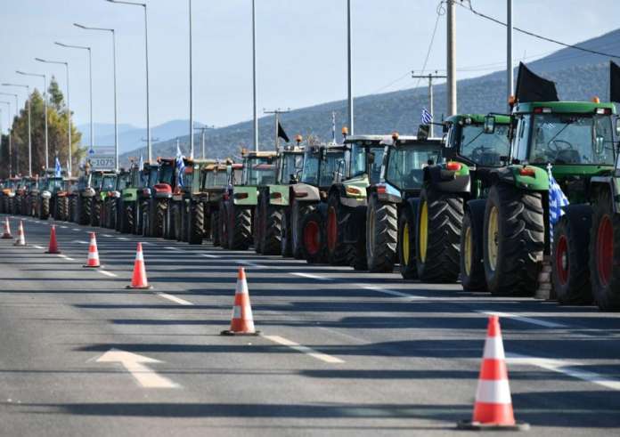 Αγρότες: Αιφνιδιαστικά κλεισίματα των δρόμων και ενίσχυση των μπλόκων με τρακτέρ