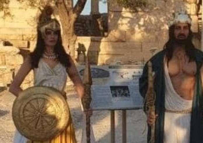 Aκρόπολη: Ενόχληση από τουρίστες που ντύθηκαν με χλαμύδες και πόζαραν στον Ιερό Βράχο