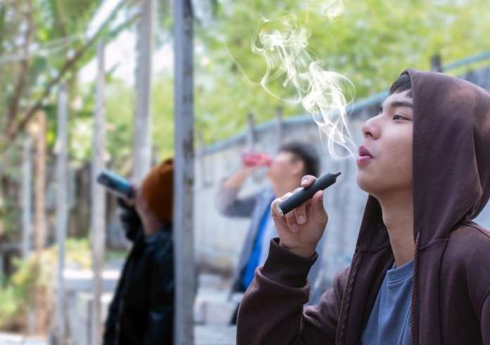 Τέλος στην πώληση αλκοόλ και τσιγάρων σε ανηλίκους – Ποινικές κυρώσεις για τους παραβάτες