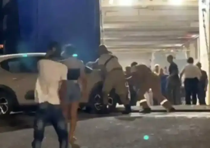 Άνδρος: Αναστολή των δρομολογίων του πλοίου που σήκωσε όχημα στον αέρα – «Συνελήφθη ο καπετάνιος, δεν μπορεί να συνεχίσει το πλοίο»