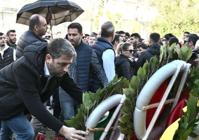 Ένταση στο Πολυτεχνείο: Πέταξαν καφέδες στον Νίκο Ανδρουλάκη κατά την κατάθεση στεφάνου