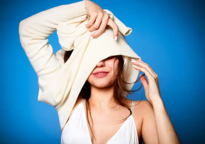 Άνοια: Το πρώιμο σύμπτωμα που μπορεί να παρατηρήσετε όταν ντύνεστε