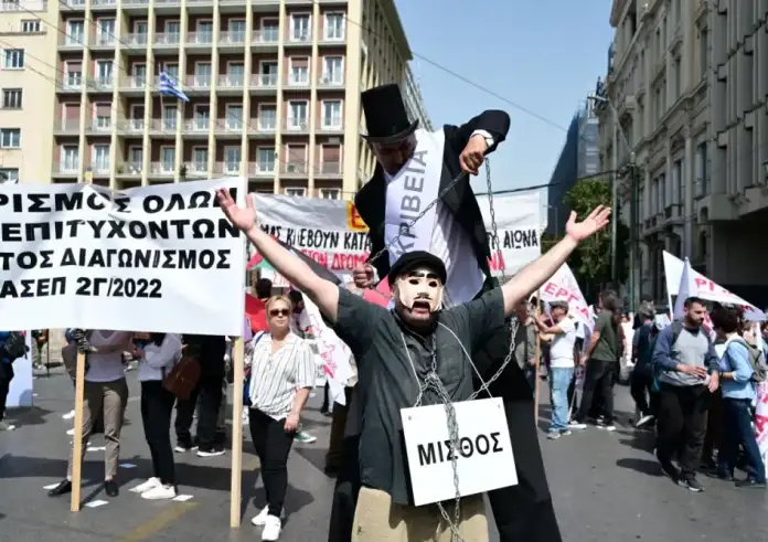 Απεργία: Πλήθος κόσμου στο Σύνταγμα για καλύτερους μισθούς - Κλειστό το κέντρο