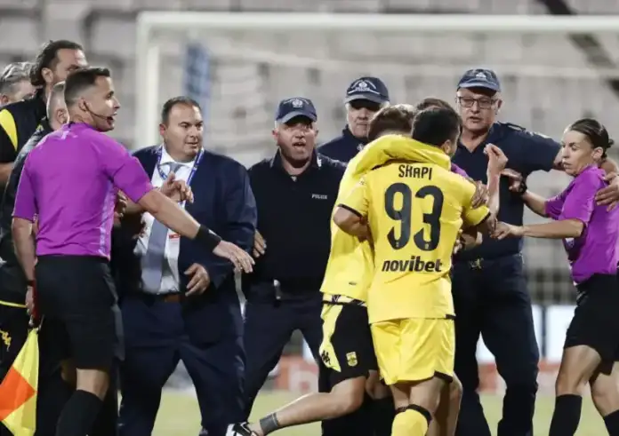 Τελικός Κυπέλλου: Επίθεση από παίκτες του Άρη στην Γαλλίδα διαιτητή