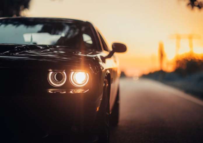 Το απίθανο trick για να ξεθαμπώσεις τα φώτα του αυτοκινήτου σου με 0,50 ευρώ