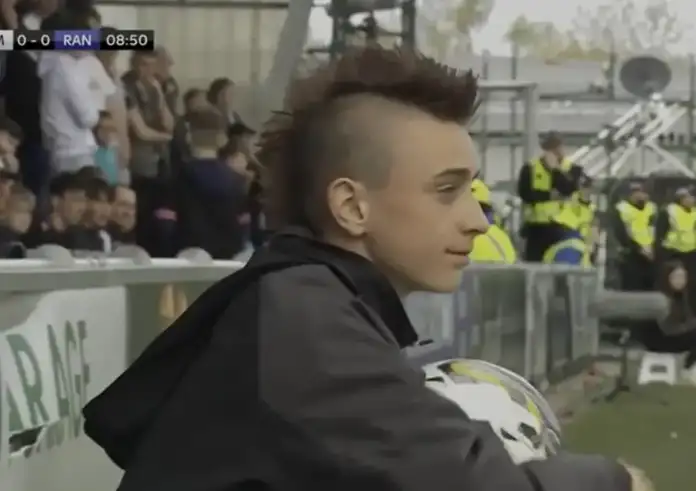 Ball boy αποβλήθηκε από τον διαιτητή του Σεντ Μίρεν – Ρέιντζερς επειδή δεν έδωσε την μπάλα σε παίκτη των φιλοξενούμενων