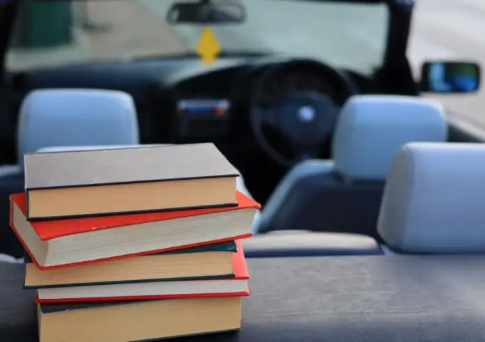 Γιατί αφήνουν βιβλία στο παρμπρίζ των αυτοκινήτων - Η νέα μόδα που «χτυπά» την Ευρώπη