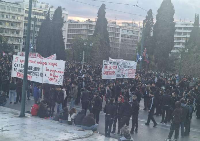 Σε κλοιό διαδηλωτών η Βουλή – Σοβαρά επεισόδια νωρίτερα με 8 τραυματίες