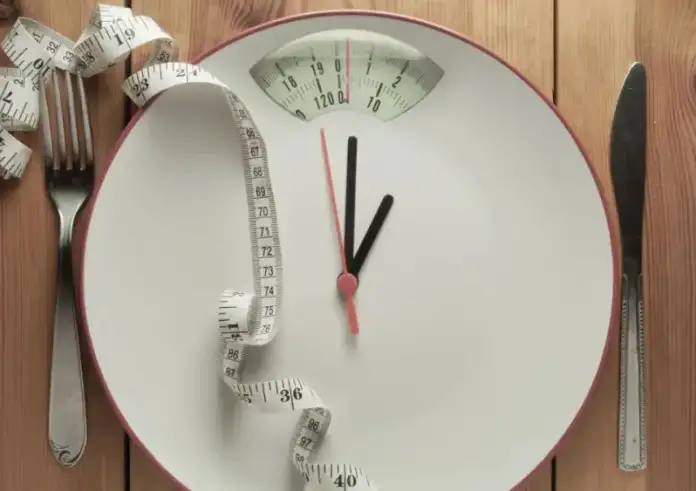 Διαλείπουσα νηστεία: Πόσο βάρος μπορείτε να χάσετε την εβδομάδα