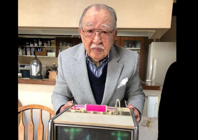 Πέθανε ο δημιουργός του καραόκε σε ηλικία 100 ετών