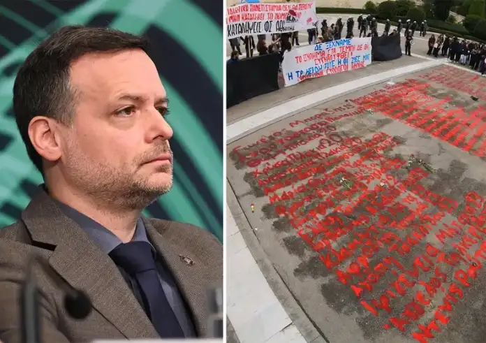 Δούκας: Δεν θα σβηστούν τα ονόματα των θυμάτων στα Τέμπη – Τα έγραψαν ξανά στον προαύλιο χώρο της Βουλής