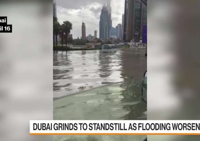 Ντουμπάι: 18 νεκροί από την κακοκαιρία – Πλημμύρες και καταστροφές