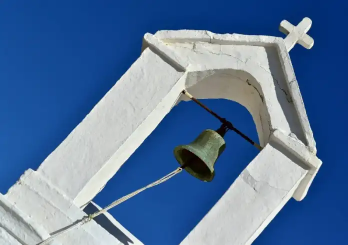 Δικαστήριο απαγόρευσε την λειτουργία καμπάνας τις ώρες κοινής ησυχίας σε νησί των Κυκλάδων