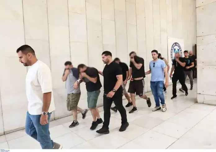 Αιματηρή συμπλοκή έξω από το γήπεδο του Παναθηναϊκού: Στον ανακριτή για να απολογηθούν 67 συλληφθέντες