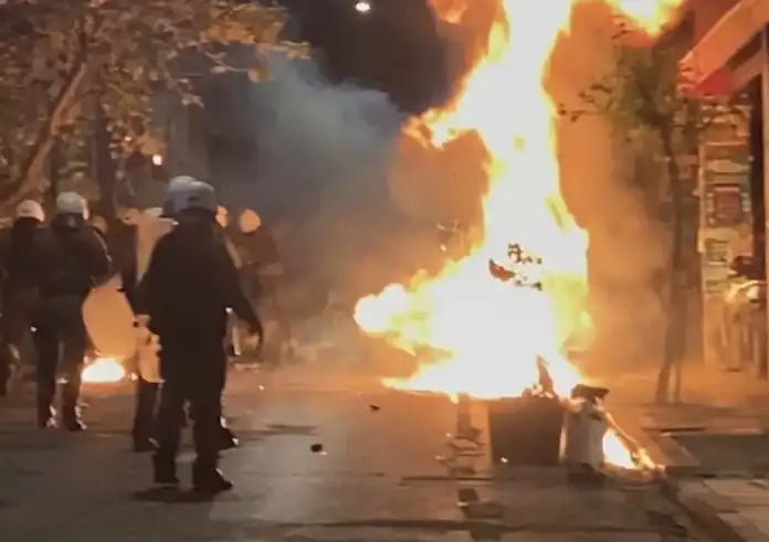 Αλέξανδρος Γρηγορόπουλος: Επεισόδια σε Αθήνα και Θεσσαλονίκη με φωτιές και μολότοφ – Έγιναν προσαγωγές