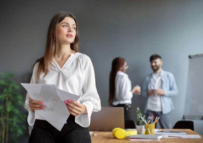 Ψηφιακή κάρτα εργασίας: Από 1η Ιουλίου πλήρης εφαρμογή σε λιανεμπόριο και βιομηχανία