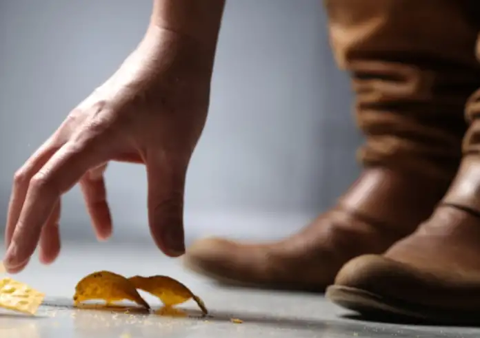 Τελικά είναι ασφαλές να τρώμε το φαγητό που έπεσε στο πάτωμα, έστω και για λίγο;