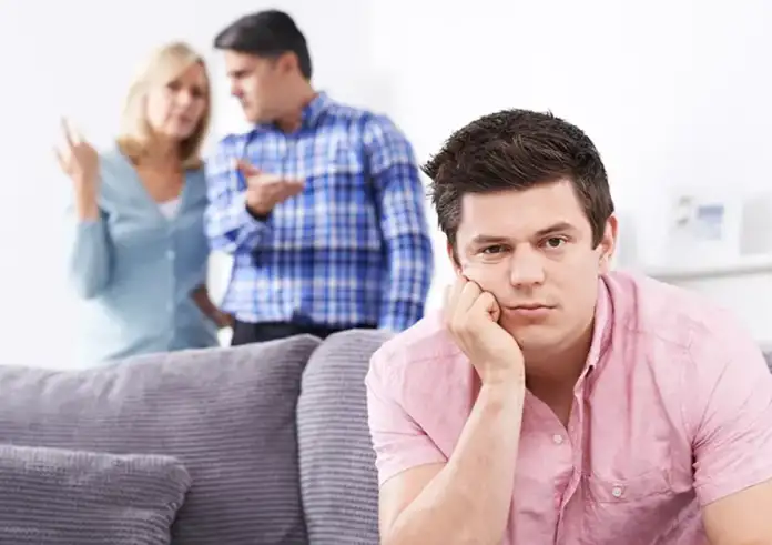 Οι νέοι στην Ελλάδα εγκαταλείπουν το πατρικό τους μετά τα 30, ενώ στην ΕΕ περίπου στα 26