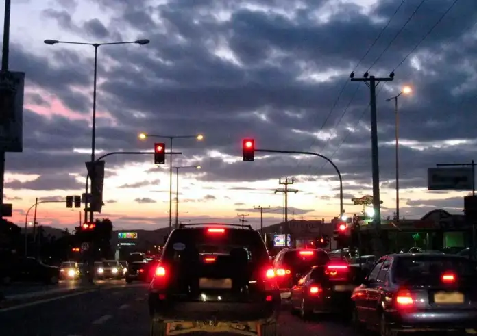 Οδηγός μηχανής πέρασε 12 φανάρια με «κόκκινο» και τώρα πρέπει να πληρώσει πρόστιμο 21.140 ευρώ