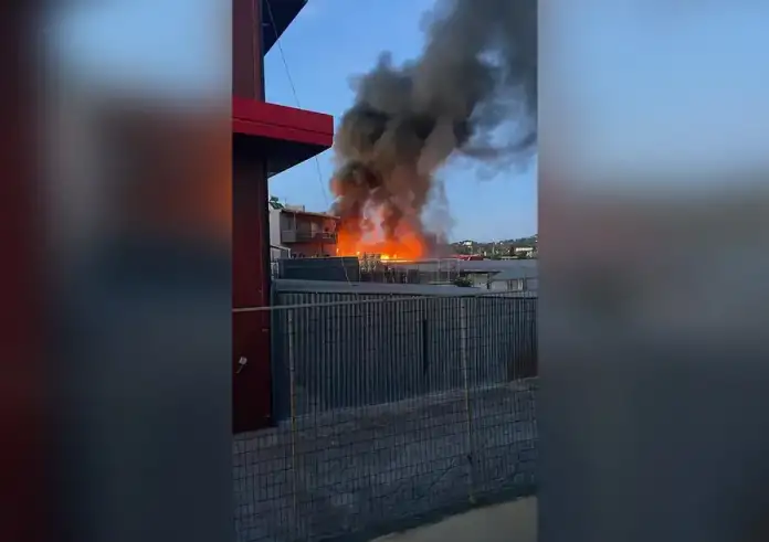 Φωτιά σε πάρκινγκ σκαφών στη Βάρη