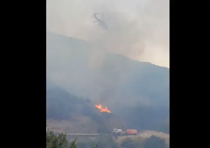 Χωρίς ενεργό μέτωπο η φωτιά στο Σέλινο στα Χανιά – «Δύσκολη περίπτωση με εχθρό τον καιρό»