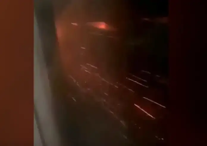 Τρόμος στον αέρα για επιβάτες αεροπλάνου που έπιασε φωτιά – Δραματικό βίντεο από το εσωτερικό της πτήσης