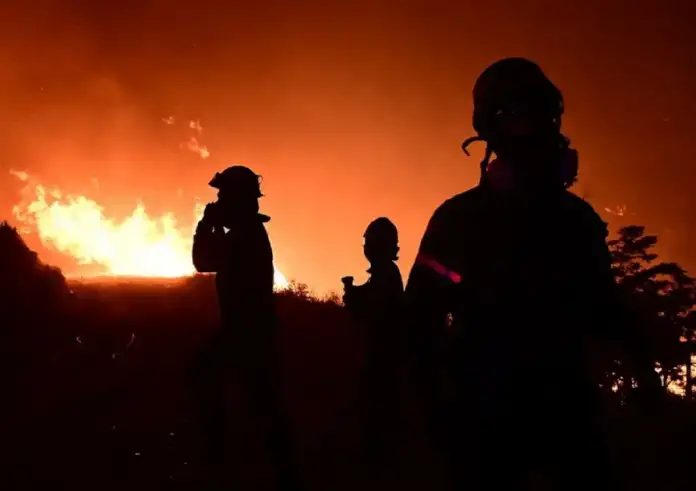 Ολονύχτια μάχη με τις φλόγες στην Πτολεμαΐδα – Καλύτερη εικόνα στο Λουτράκι Πέλλας