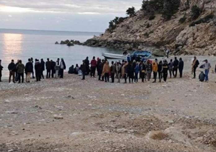 Η Γαύδος μετατρέπεται σε Λαμπεντούζα. «Βουλιάζει» το νησί από εκατοντάδες μετανάστες