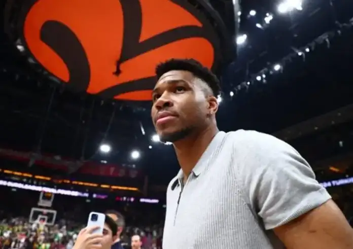 Γιάννης Αντετοκούνμπο: Θα ήθελα να αγοράσω τον Ολυμπιακό ή τον Παναθηναϊκό