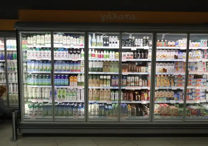 Έκλεψε τυρί για να φάει με τον άρρωστο πατέρα του – Το σούπερ μάρκετ τον πήγε σε δίκη