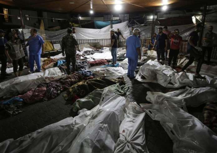 Γάζα: Συγκλονίζει ο διευθυντής του νοσοκομείου Αλ Σίφα – «179 νεκροί σε ομαδικό τάφο, διασκορπισμένα πτώματα στους διαδρόμους»