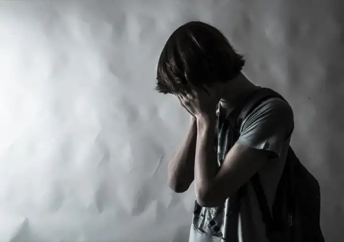 Σοκαριστική υπόθεση κακοποίησης δύο παιδιών στον Πειραιά από 20χρονο και τον 40χρονο σύντροφό του