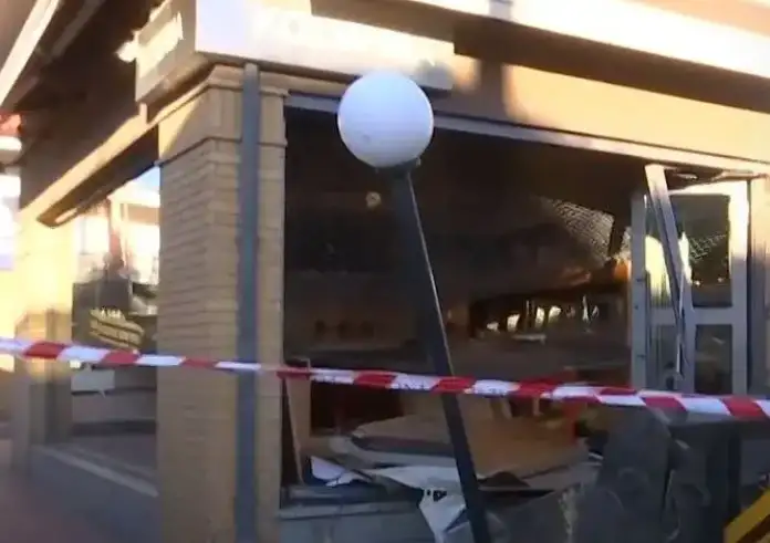 Χολιγουντιανή διάρρηξη στο Καπανδρίτι: Μπήκαν με μπουλντόζα σε κοσμηματοπωλείο