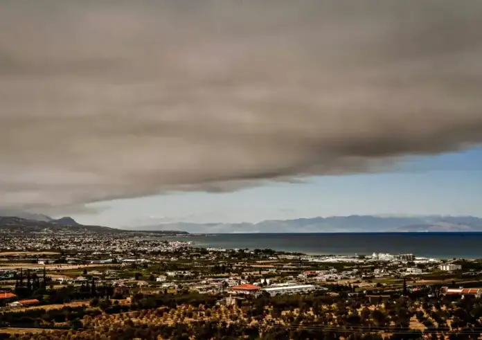 Φωτιά στο Ξυλόκαστρο: Μάχη με το χρόνο δίνουν οι πυροσβέστες – Εκκενώσεις και άλλων οικισμών
