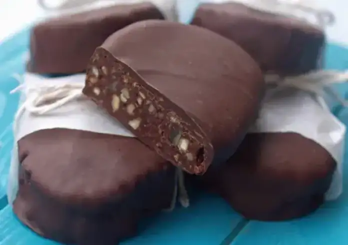 Συνταγή για καριόκες με 3 υλικά - Ένα τέλειο και γρήγορο σοκολατένιο γλυκό