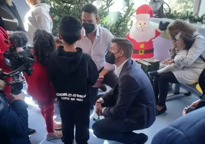 Ο Στέφανος Κασσελάκης στο νοσοκομείο Παίδων Αγλαΐα Κυριακού μαζί με τον Τάιλερ Μακμπέθ