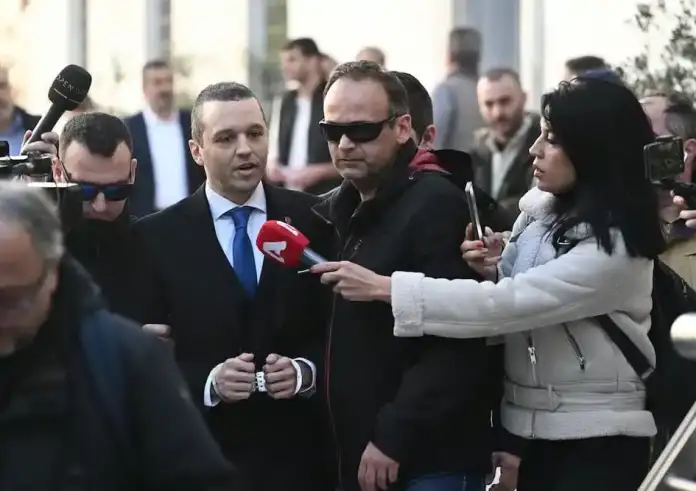 Ηλίας Κασιδιάρης: Με χειροπέδες πήγε να ορκιστεί δημοτικός σύμβουλος της Αθήνας