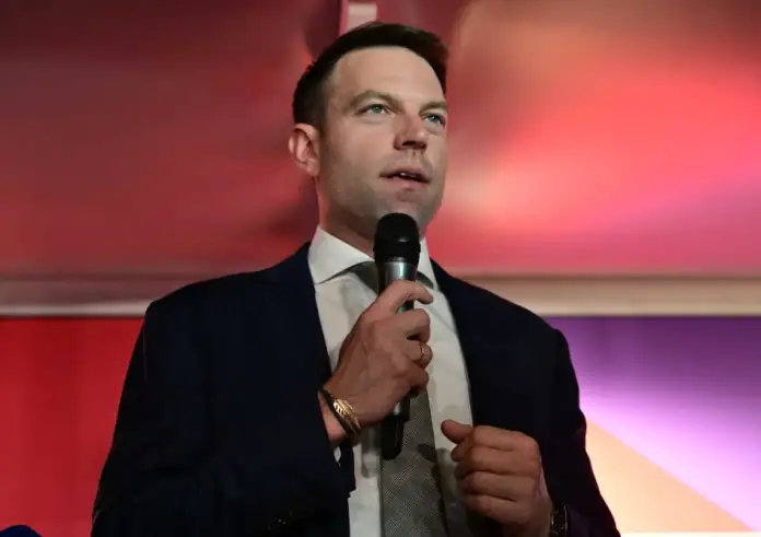 Ο Στέφανος Κασσελάκης δημιουργεί Ίδρυμα κατά της Ακροδεξιάς