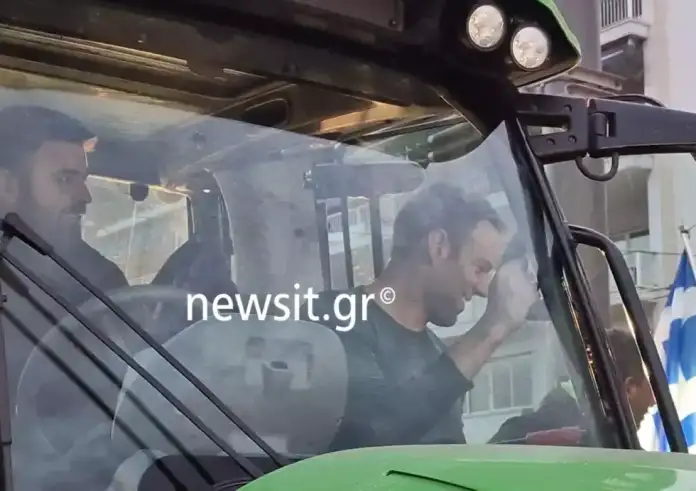 Στέφανος Κασσελάκης στο Σύνταγμα – Μπήκε και κάθισε σε τρακτέρ, selfies με τους αγρότες