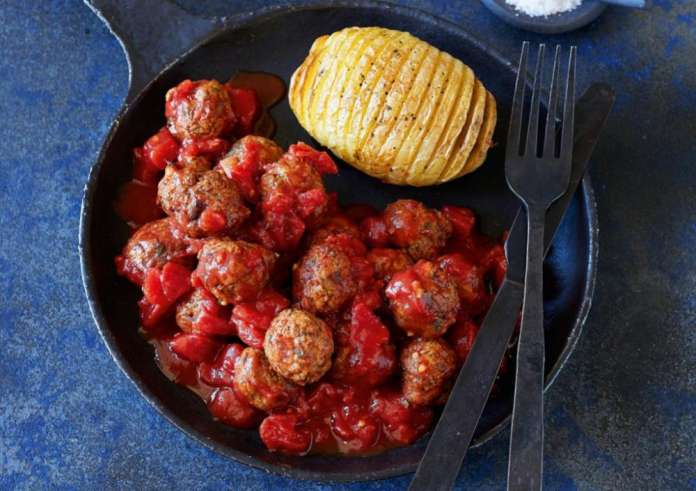 Συνταγή για κεφτεδάκια με τη σάλτσα της γιαγιάς