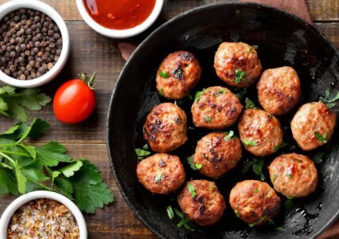 Κεφτεδάκια από κοτόπουλο με πιπεριές και κριθαράκι